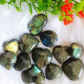 Natural elongated stone polished heart-shaped crystal quartz mineral restoration spiritual decoration