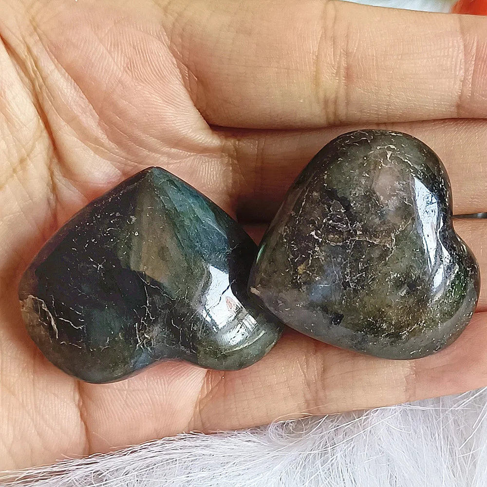 Natural elongated stone polished heart-shaped crystal quartz mineral restoration spiritual decoration